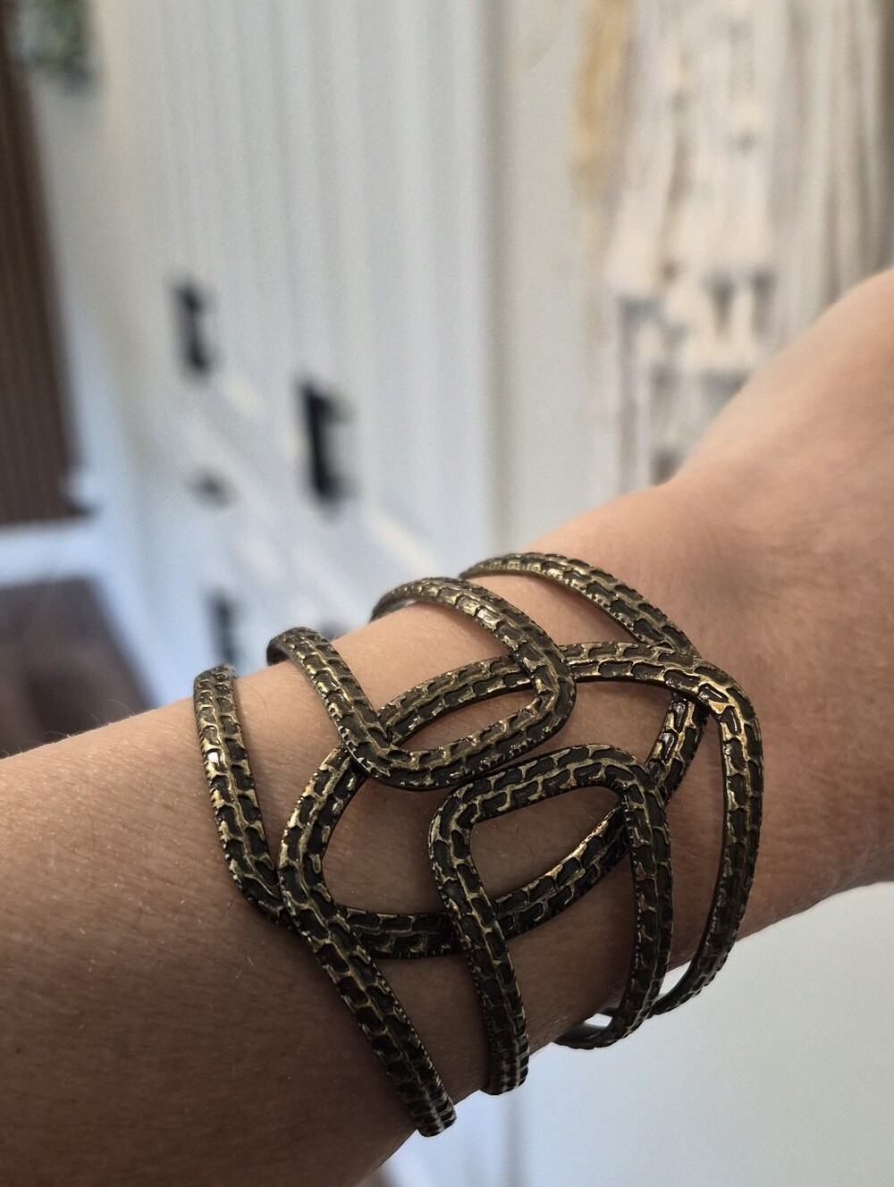 Vtg Textured Antique Bronze Tone Hinged Cuff Bracelet - Picture 11 of 12